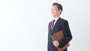 50代と思われるスーツ姿の男性