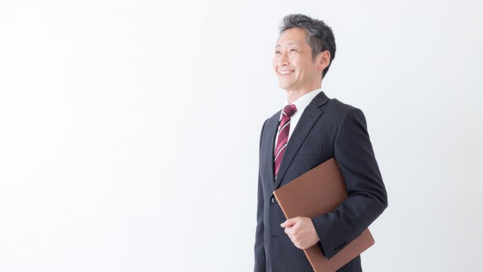 50代と思われるスーツ姿の男性