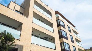 茶色い4階建てのマンションのイメージ