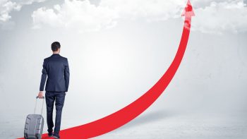 成長を目指して将来を見据えるビジネスパーソン